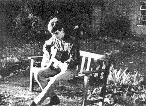 barrettprefloyd08 Syd  16 ans, jouant de la guitare dans le jardin de la maison familliale de Cambridge. Cette guitare lui a t offerte par son pre, dcd lorsque Syd avait 12 ans.