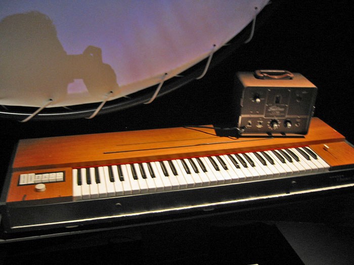 interstellar041 - Clavier Hohner D6 Clavinet, utilis par Rick Wright lors de la tourne Dark Side Of The Moon, Londres, 1975.
 - Conn Strobo Tuner, Londres, 1972.