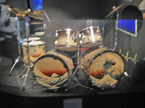interstellar049 La splendide batterie Ludwig de Nick Mason, 1972. Inspire d'estampes japonaises de Katsushika Hokusa (1760-1849).