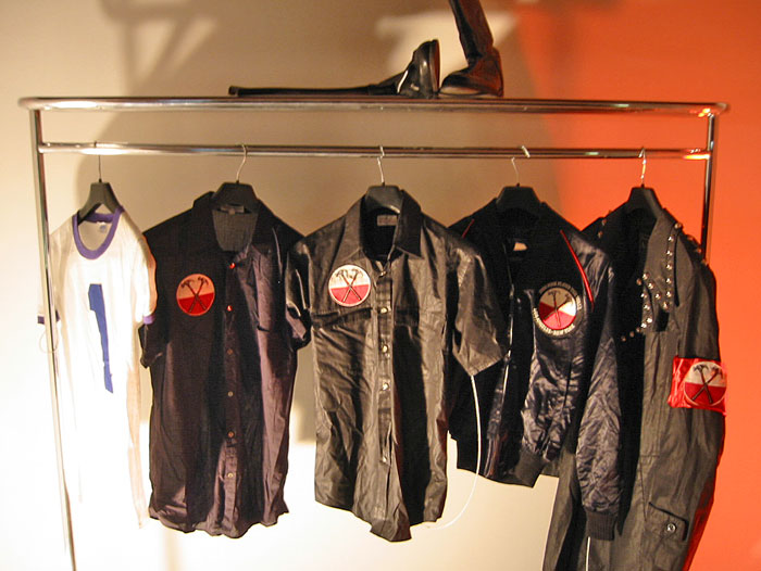 interstellar065 Costumes des membres du groupe sur scne, Londres, 1979-1980.