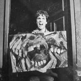 interstellar030 Photographie de Syd Barrett avec une de ses peintures devant sa maison  Hill's Road, Cambridge, 1964.