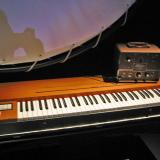 interstellar041 - Clavier Hohner D6 Clavinet, utilis par Rick Wright lors de la tourne Dark Side Of The Moon, Londres, 1975.
 - Conn Strobo Tuner, Londres, 1972.